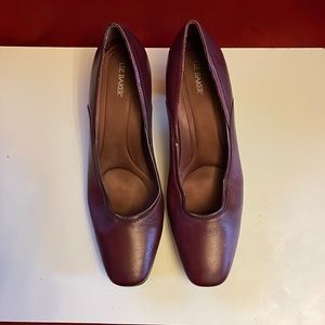 LIZ BAKER, EXCELLENT condition burgundy size 8.5 leather upper balance man made